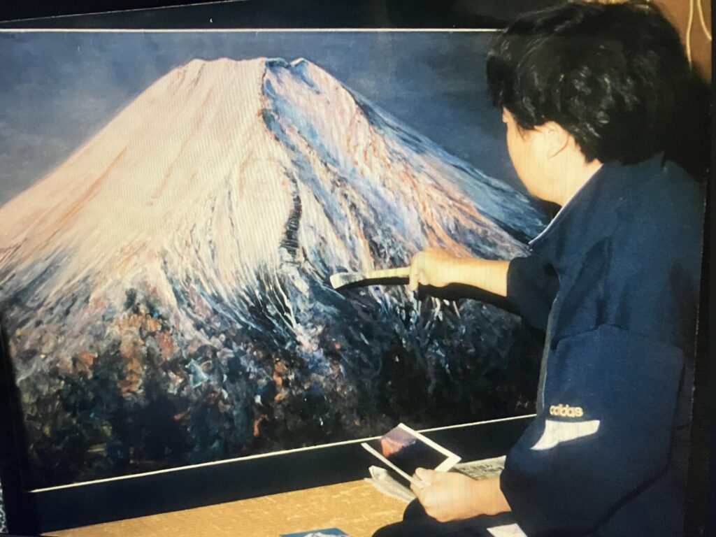 富士山を描く後ろ姿(小川憲一豊実)