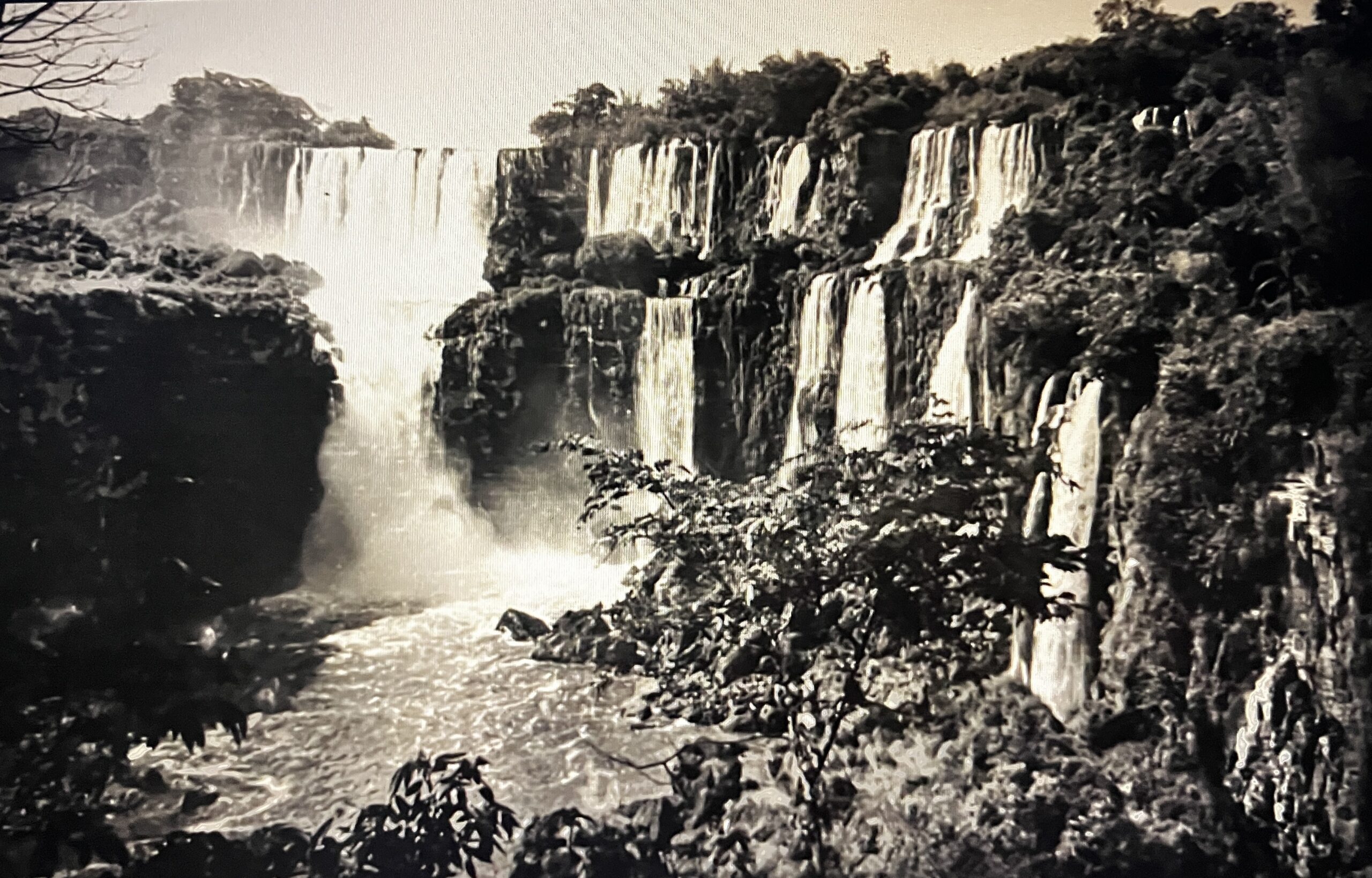 「アルゼンチンとブラジルにまたがる世界遺産・イグアスの滝。275もの滝が連なる壮大な景色は、一生に一度は見てほしい南米の絶景です。」 